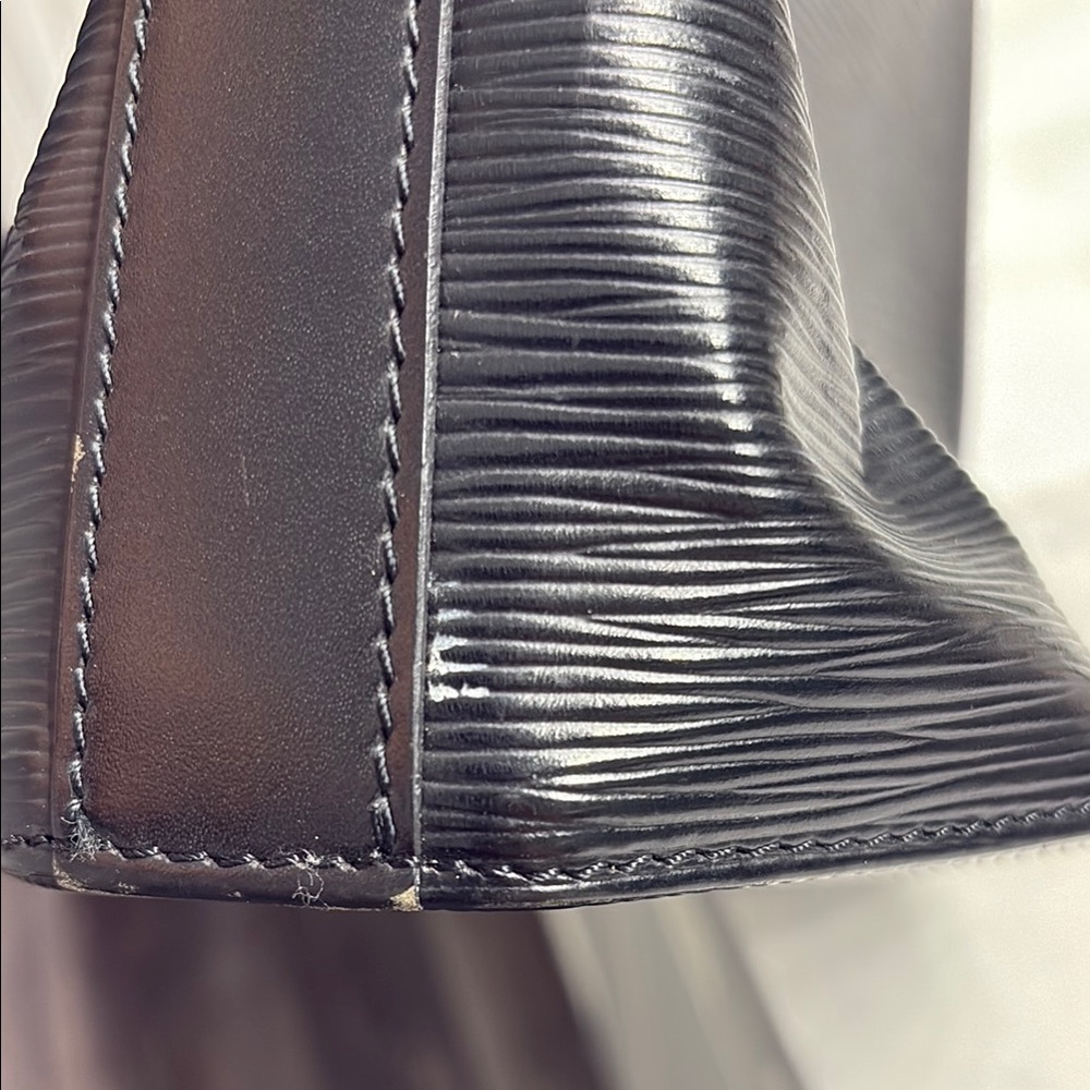 AUTHENTIC Louis Vuitton Black Epi Leather Sac D’ePaule - Picture 14 of 16